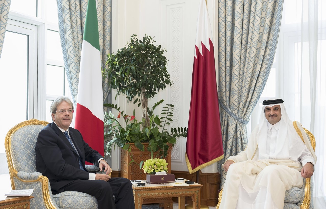 امير دولة قطر الشيخ تميم بن حمد آل ثاني خلال استقبال رئيس الوزراء الإيطالي باولو جينتيلوني