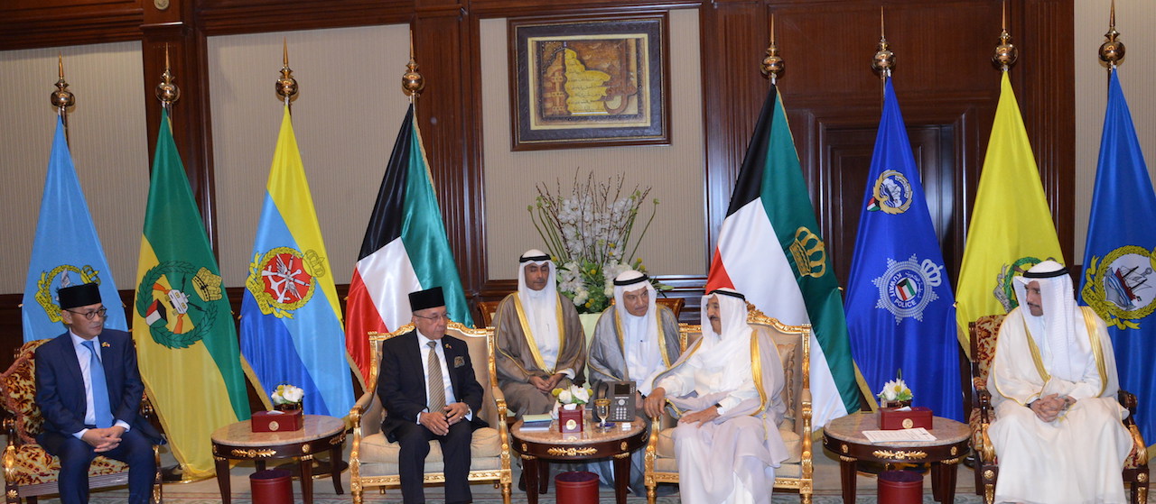 His Highness the Amir Sheikh Sabah Al-Ahmad Al-Jaber Al-Sabah received Chairman of the Legislative Council of Brunei Abdul Rahman bin Tayeb