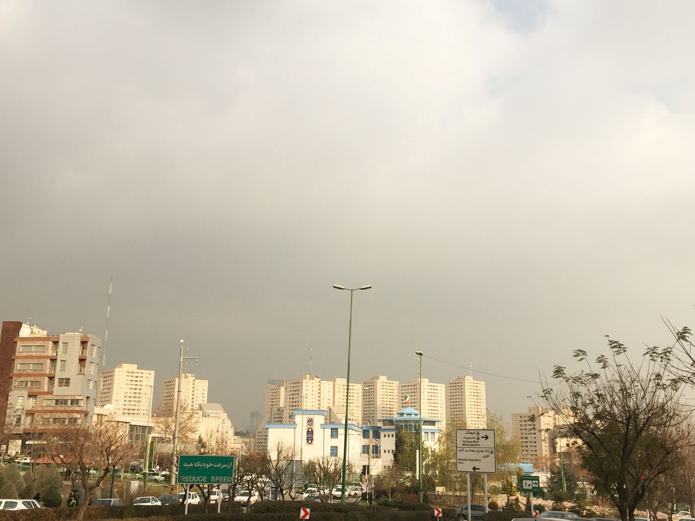 جانب من السحب الدخانية الملوثة التي تكثر في فصل الخريف في مدينة طهران