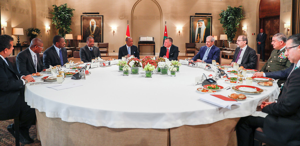 ملك الأردن عبدالله الثاني خلال محادثاته مع الرئيس الغيني الفا كوندي