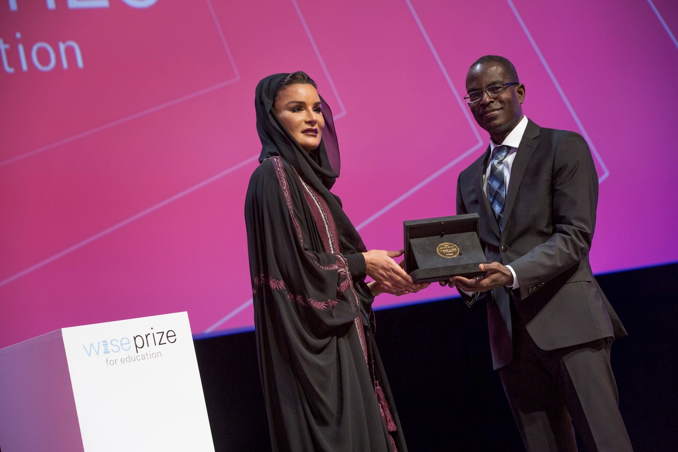 رئيس مجلس إدارة مؤسسة قطر للتربية والعلوم وتنمية المجتمع الشيخة موزا بنت ناصر تسلم جائزة (وايز للتعليم 2017) للدكتور باتريك ايوا من غانا