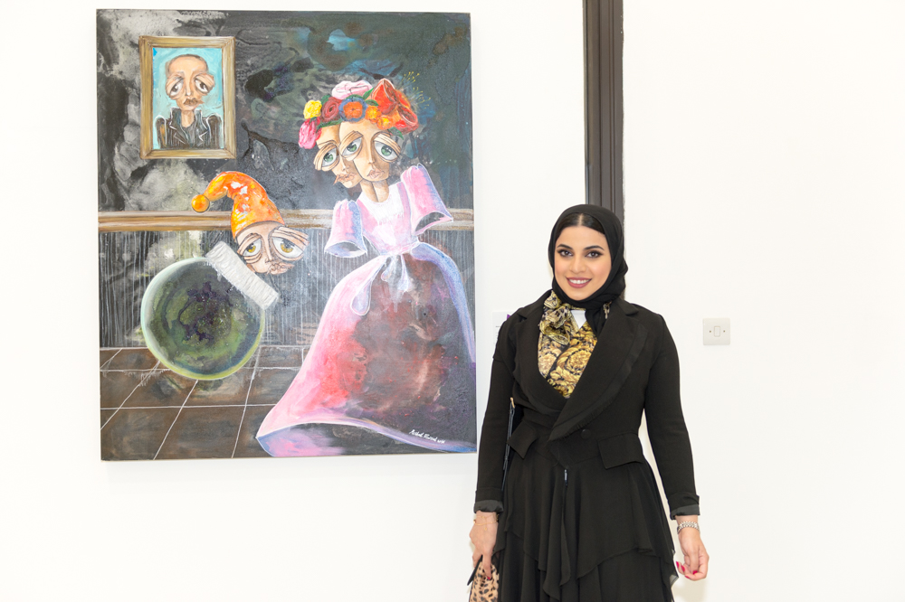 الفنانة التشكيلية الكويتية مشاعل فيصل مشاركة في معرض فني تشكيلي ينظمه (غاليري المرخية)