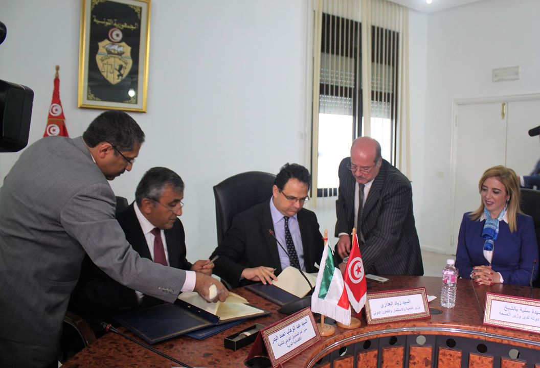 (KFAED) Director General Abdulwahab Al-Bader and Tunisia's minister of international cooperation and development Ziyad Al-Athari during the signing ceremony