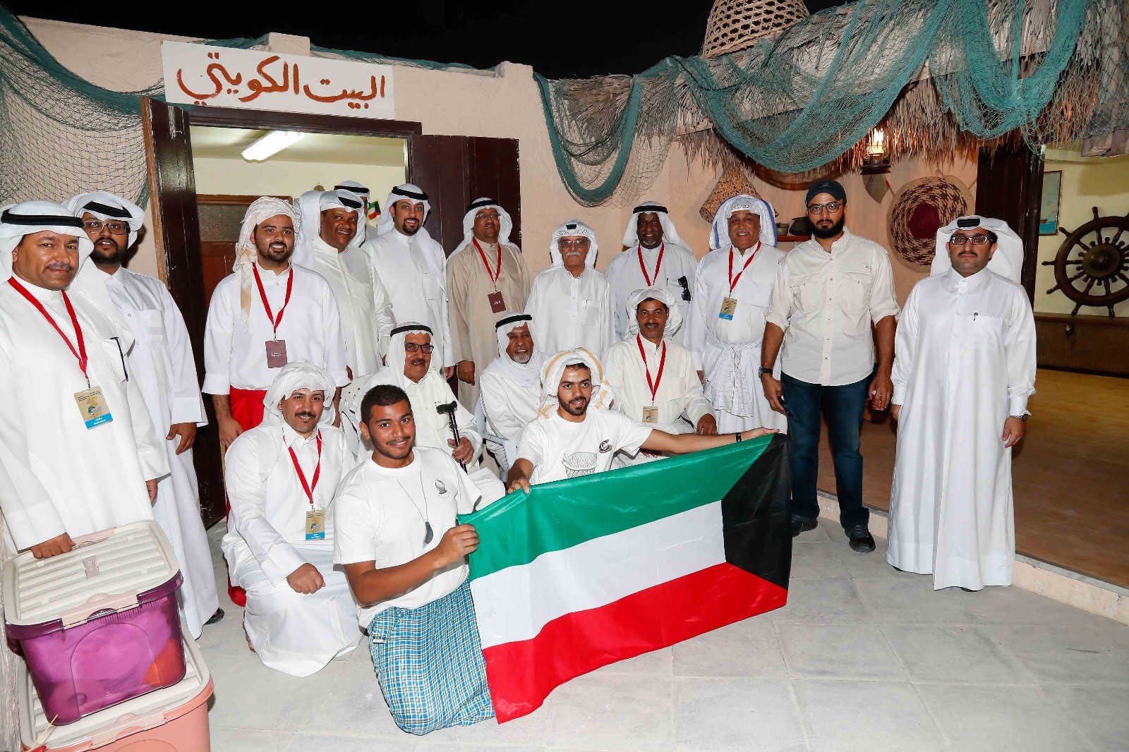 صورة جماعية للكويتيين المشاركين في مهرجان (كتارا) للمحامل التقليدية في نسخته السابعة