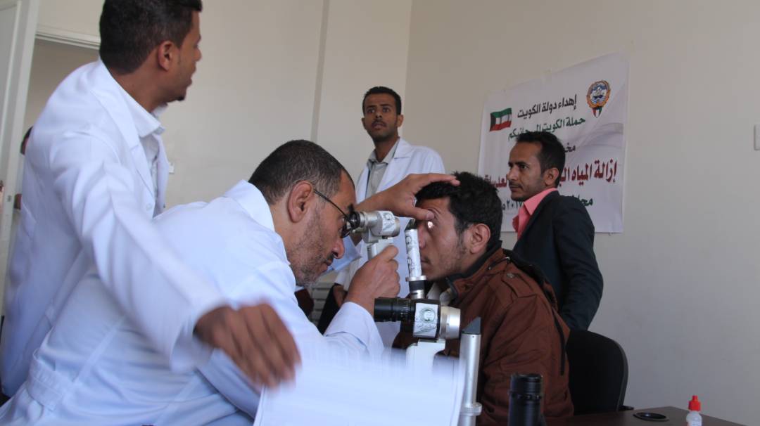 حملة (الكويت الى جانبكم) تقيم مخيما طبيا لجراحة العيون في (صنعاء)