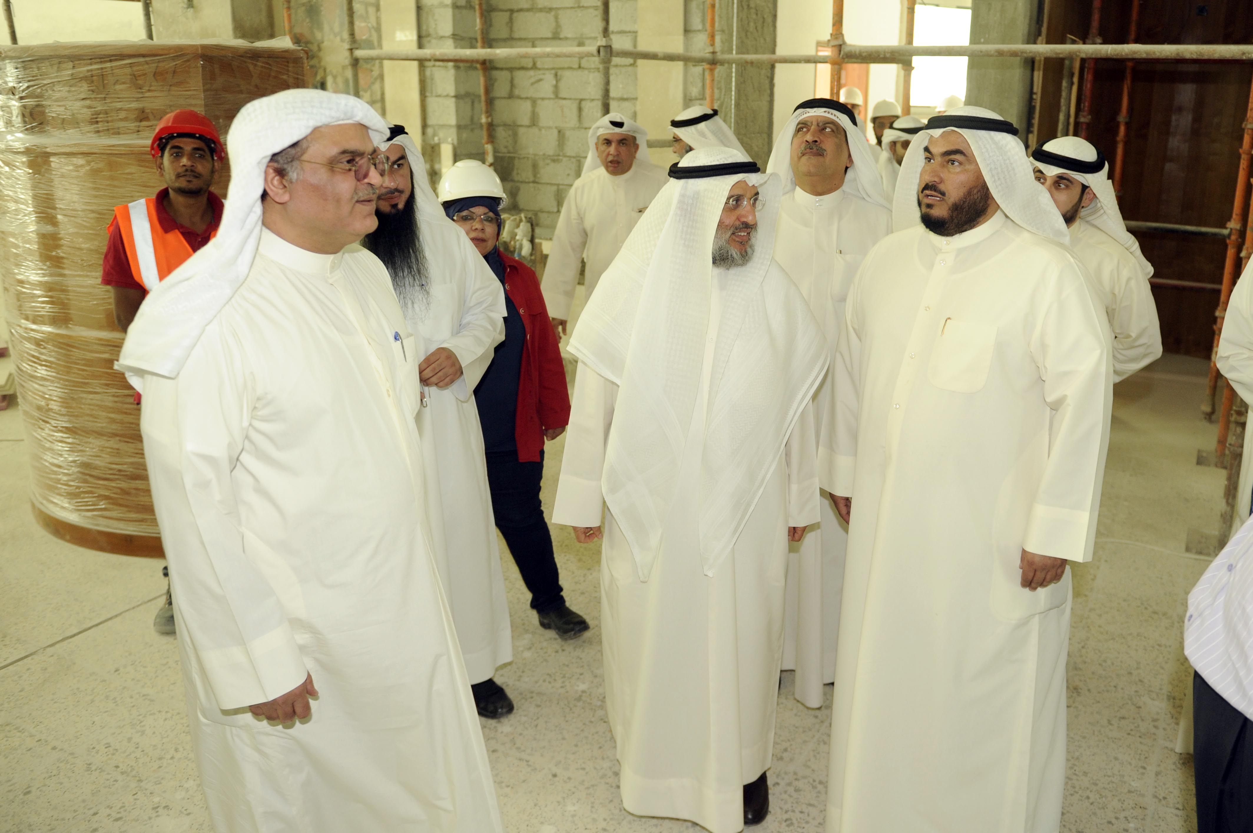 وزير الأشغال العامة الكويتي المهندس عبدالرحمن المطوع خلال قيامه بجولات ميدانية لعدد من المشروعات التي تنفذها (الأشغال)