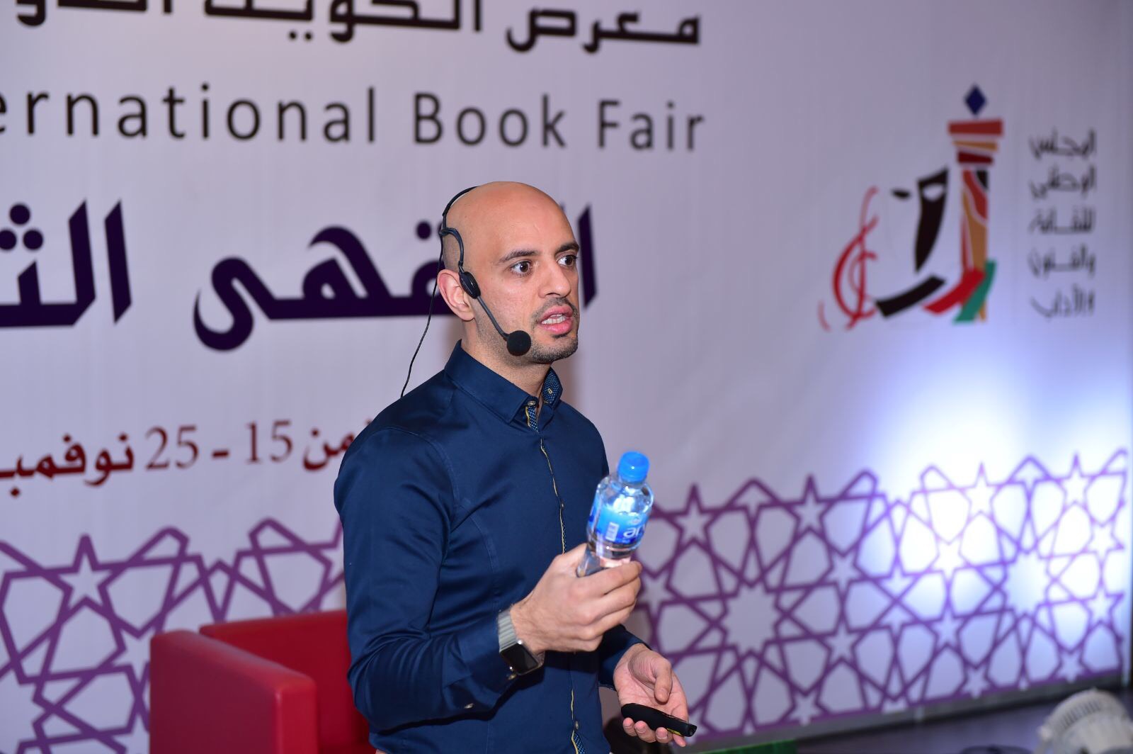 اختصاصي طب العائلة الدكتور أحمد عبدالملك يلقي محاضرة (قواعد الصحة ال50) على هامش فعاليات معرض الكويت الدولي للكتاب ال42