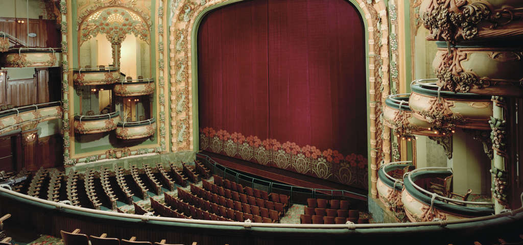 مسرح (برودواي) الشهير يتربع على صدارة وامجاد الحركة المسرحية