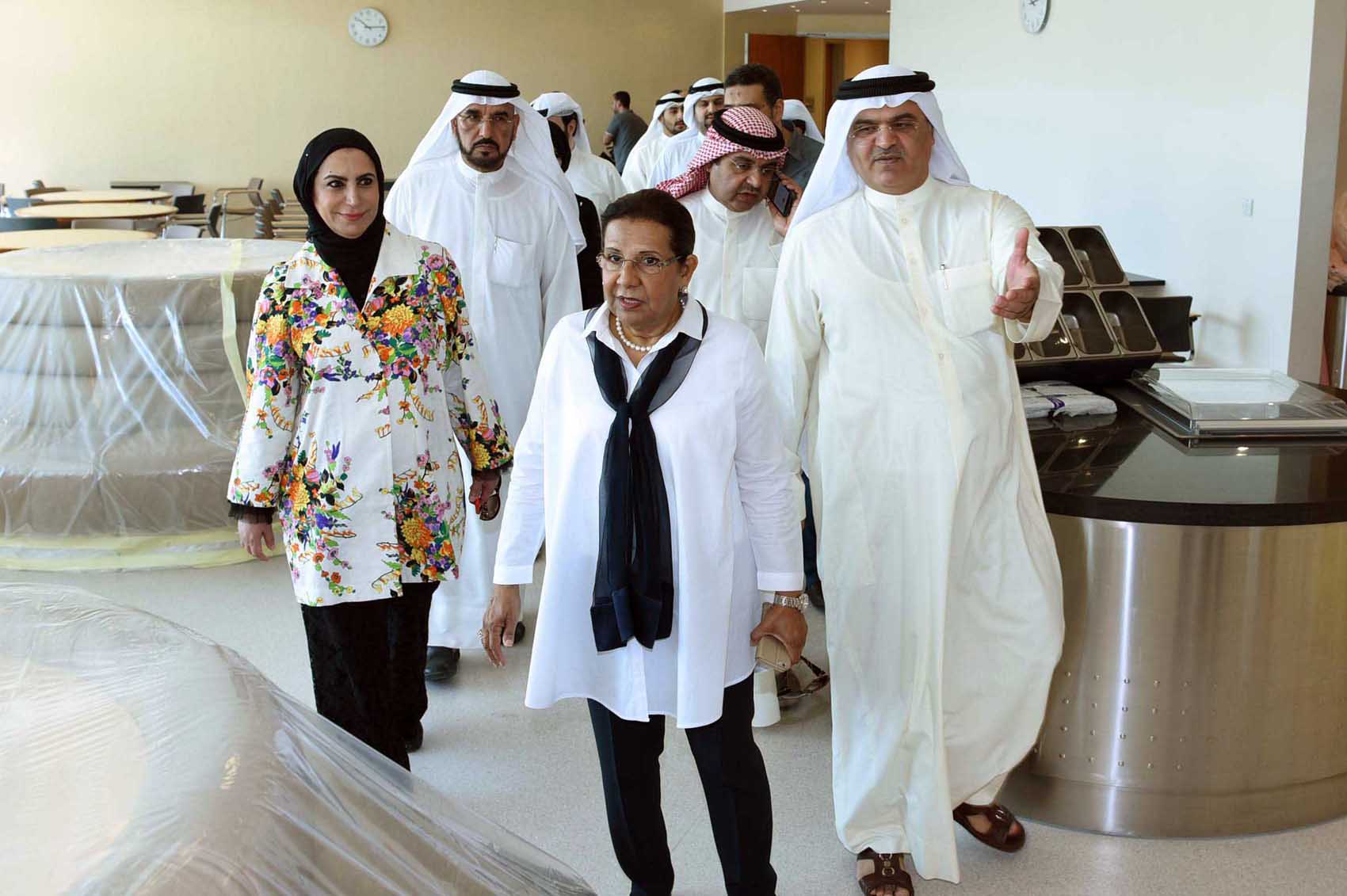 وكيلة وزارة الأشغال العامة الكويتية المهندسة عواطف الغنيم خلال تفقدها اعمال مستشفى (الشيخ جابر الاحمد)