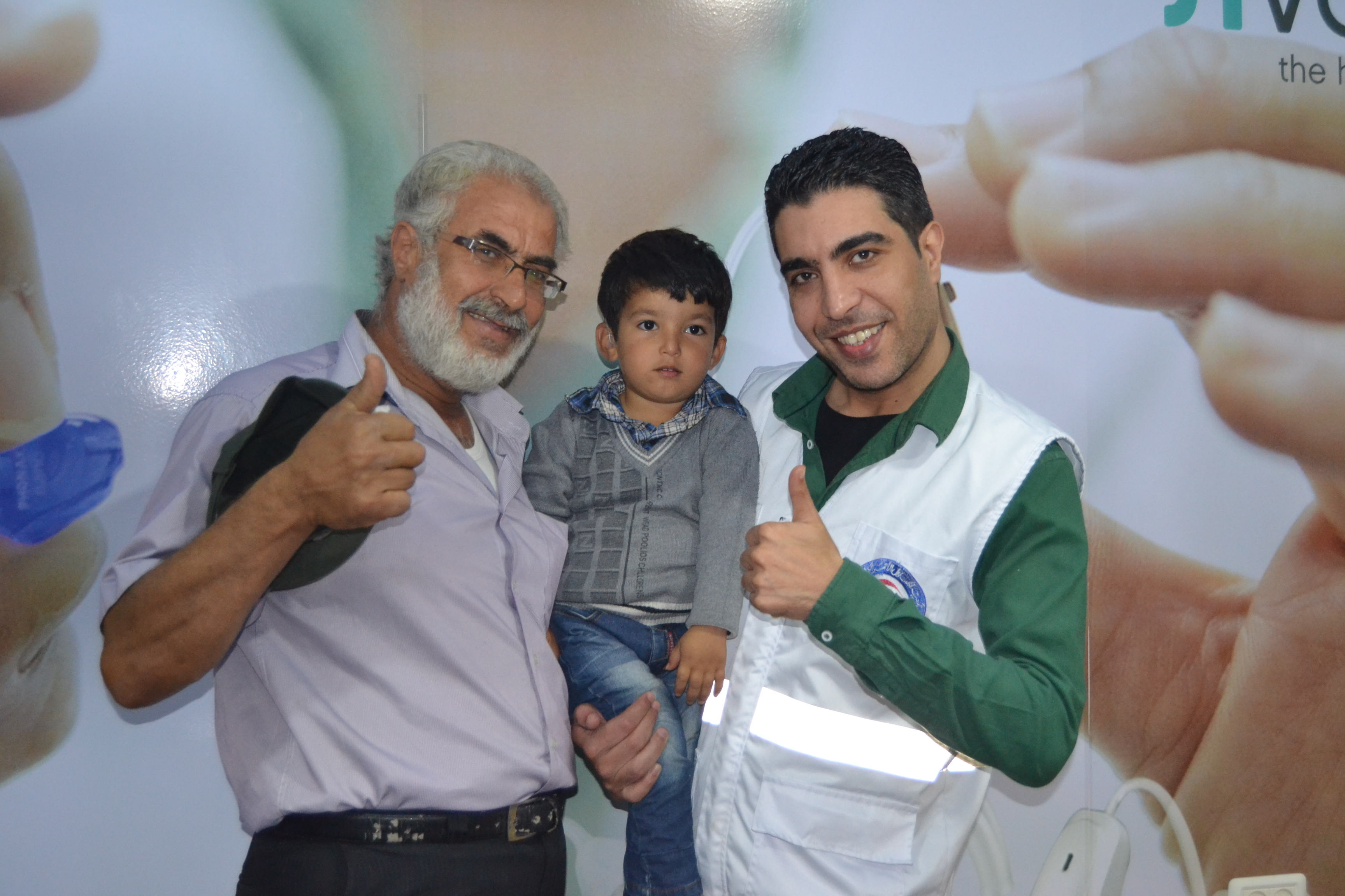جانب من حملة جمعية الهلال الاحمر لتقديم مساعدات طبية لعشرات الاطفال الفلسطينيين