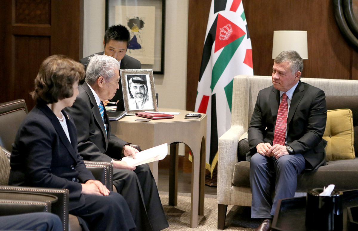 العاهل الأردني الملك عبدالله الثاني خلال لقائه مع رئيس مجلس الشيوخ الياباني تشوشي داتي
