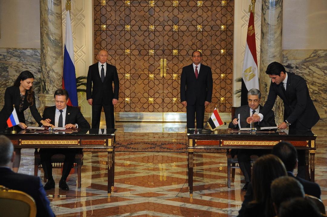 الرئيسان المصري عبدالفتاح السيسي والروسي فلاديمير بوتين يحضران توقيع اتفاق لانشاء محطة نووية على الساحل المصري