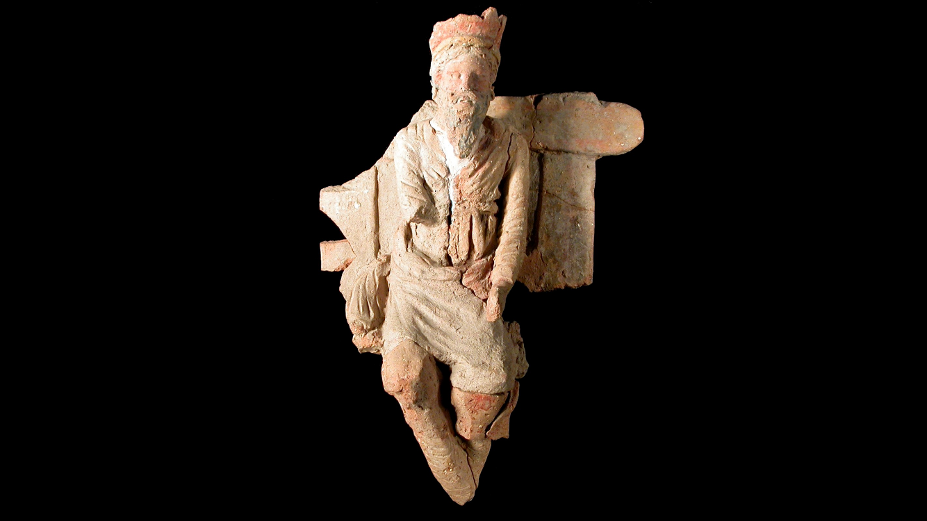 تمثال جالس على عرشه يعتقد انه (ميثراداتس الثاني) ملك الامبراطورية البارثية (123 الى 88 قبل الميلاد)