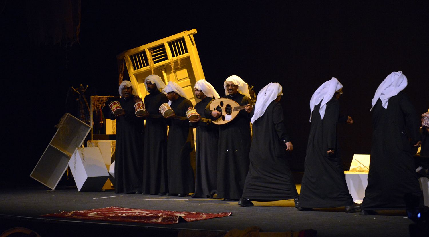 جانب من مسرحية (مشهد من الزمن الجميل) التي عرضت خلال افتتاح مهرجان الكويت المسرحي الثامن عشر