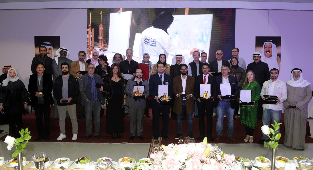 A group photo of Sheikha Dr. Suaad Al-Sabah and the participant artists