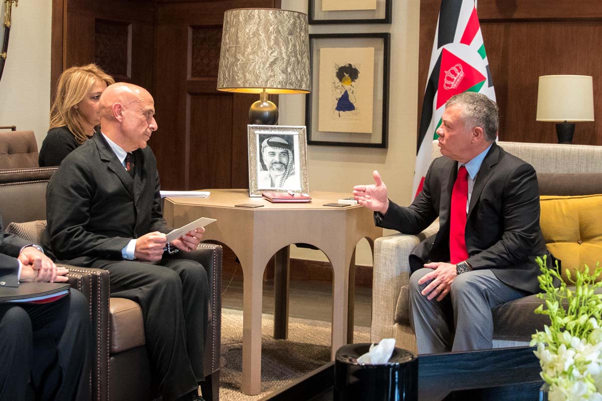 العاهل الأردني الملك عبدالله الثاني خلال لقائه مع زير الداخلية الايطالي ماركو مينيتي