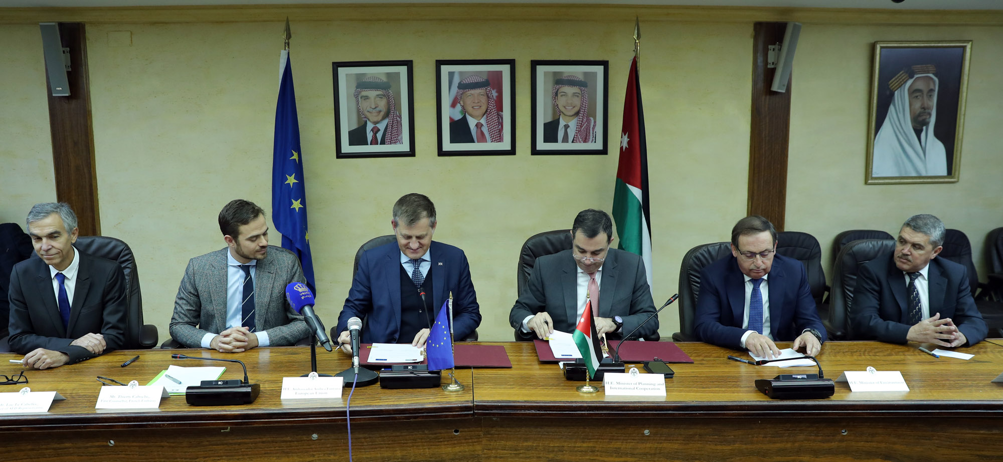 وزير التخطيط الاردني عماد الفاخوري وسفير الاتحاد الاوروبي لدى عمان اندريا فونتانا خلال مراسم توقيع الاتفاقية والاعلان المشترك