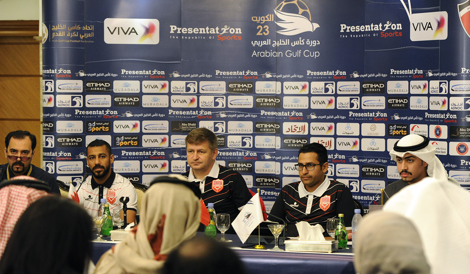 مدرب منتخب البحرين التشيكي ميروسلاف سكوب خلال المؤتمر الصحفي الذي عقد بالمركز الإعلامي للبطولة