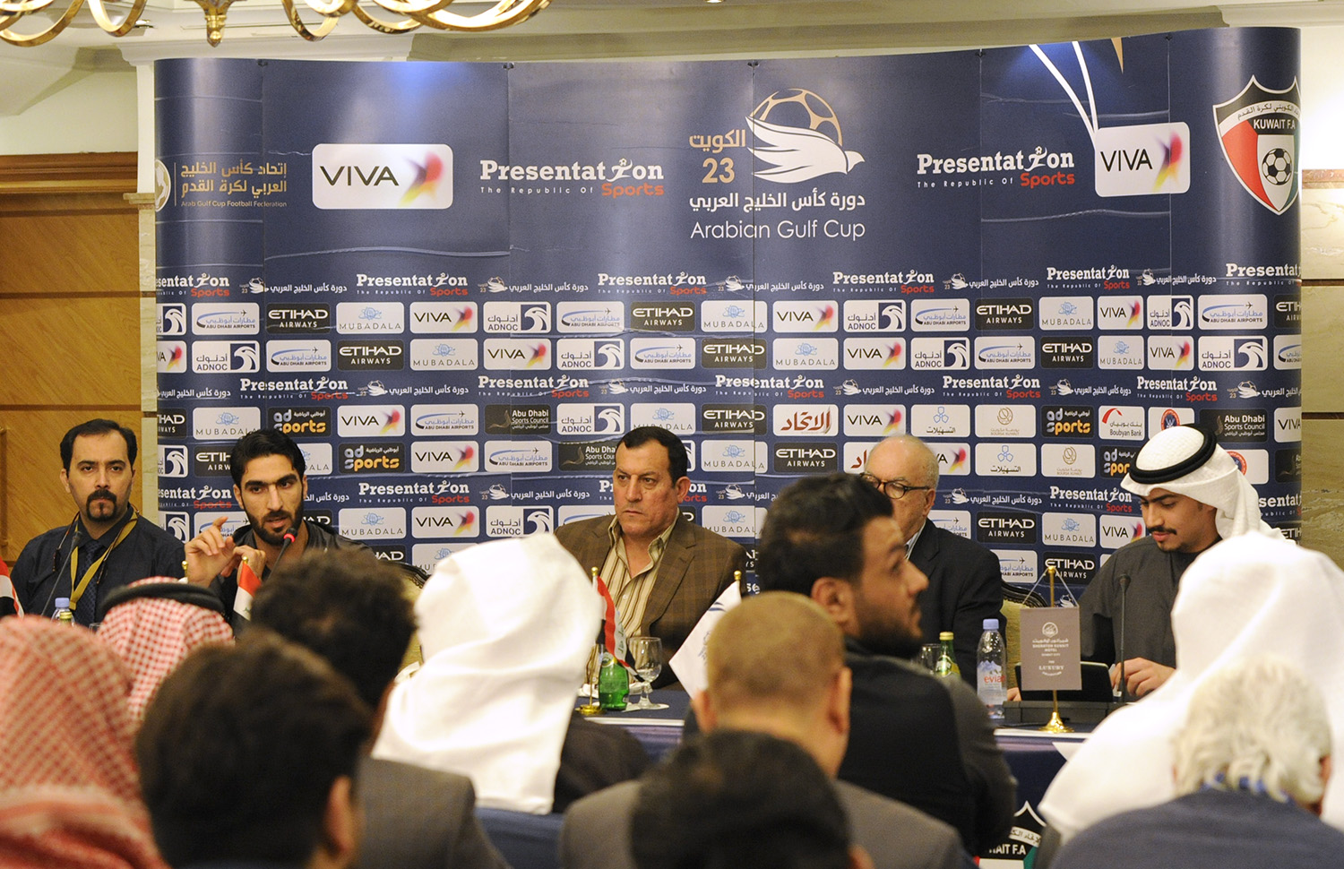 مدرب منتخب العراق باسم قاسم خلال المؤتمر الصحفي بالمركز الإعلامي