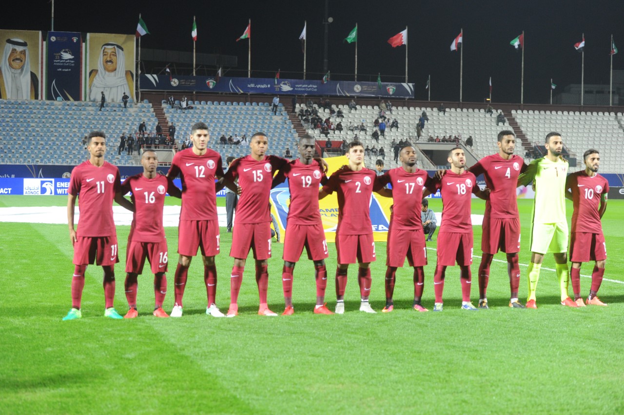 المنتخب القطري (العنابي) قبيل انطلاق المباراة مع نظيره اليمني