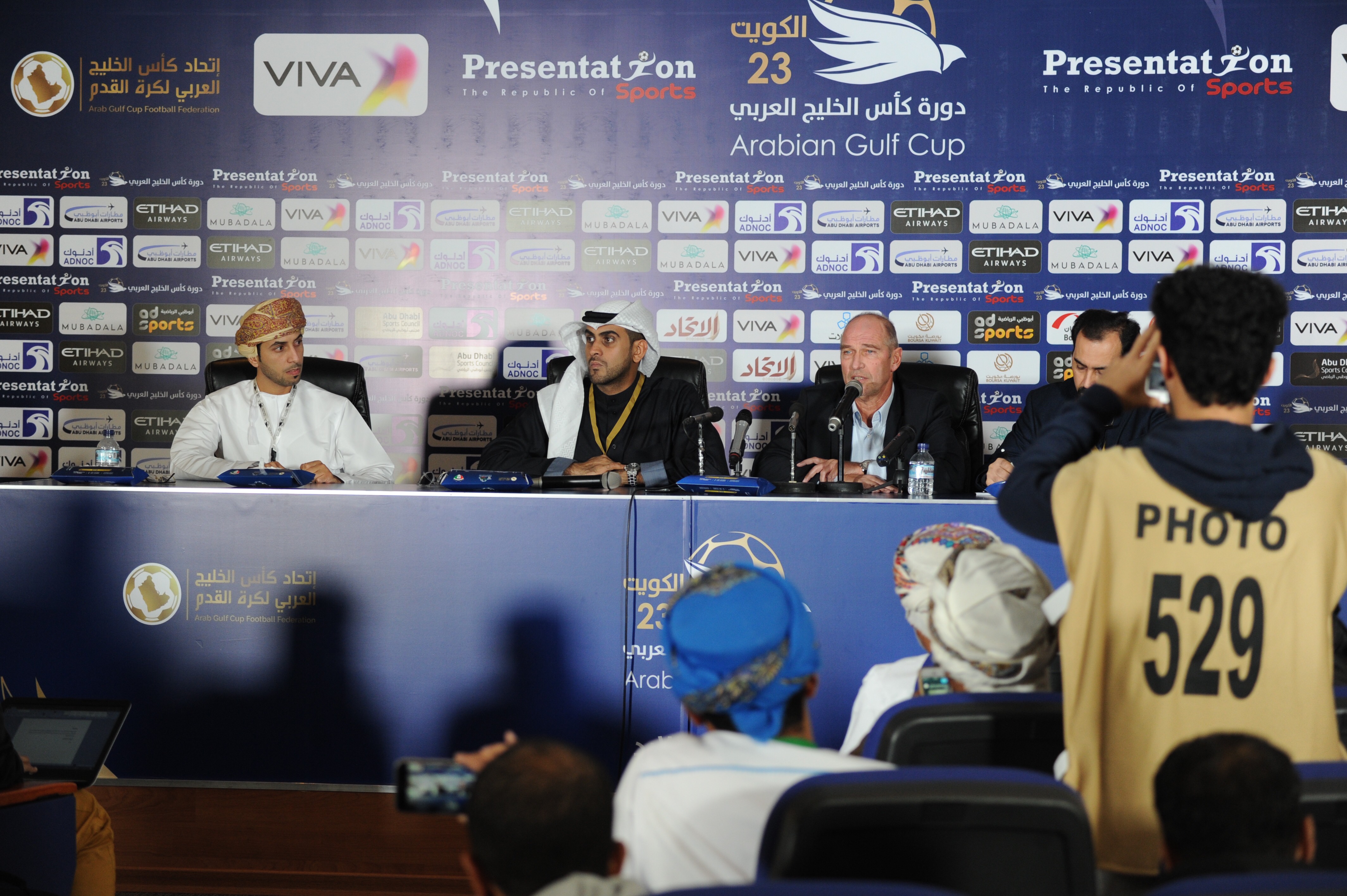 جانب من فعاليات المؤتمر الصحفي الذي عقد عقب مباراة منتخب عمان ونظيره الاماراتي ضمن المجموعة الثانية لبطولة (خليجي 23)