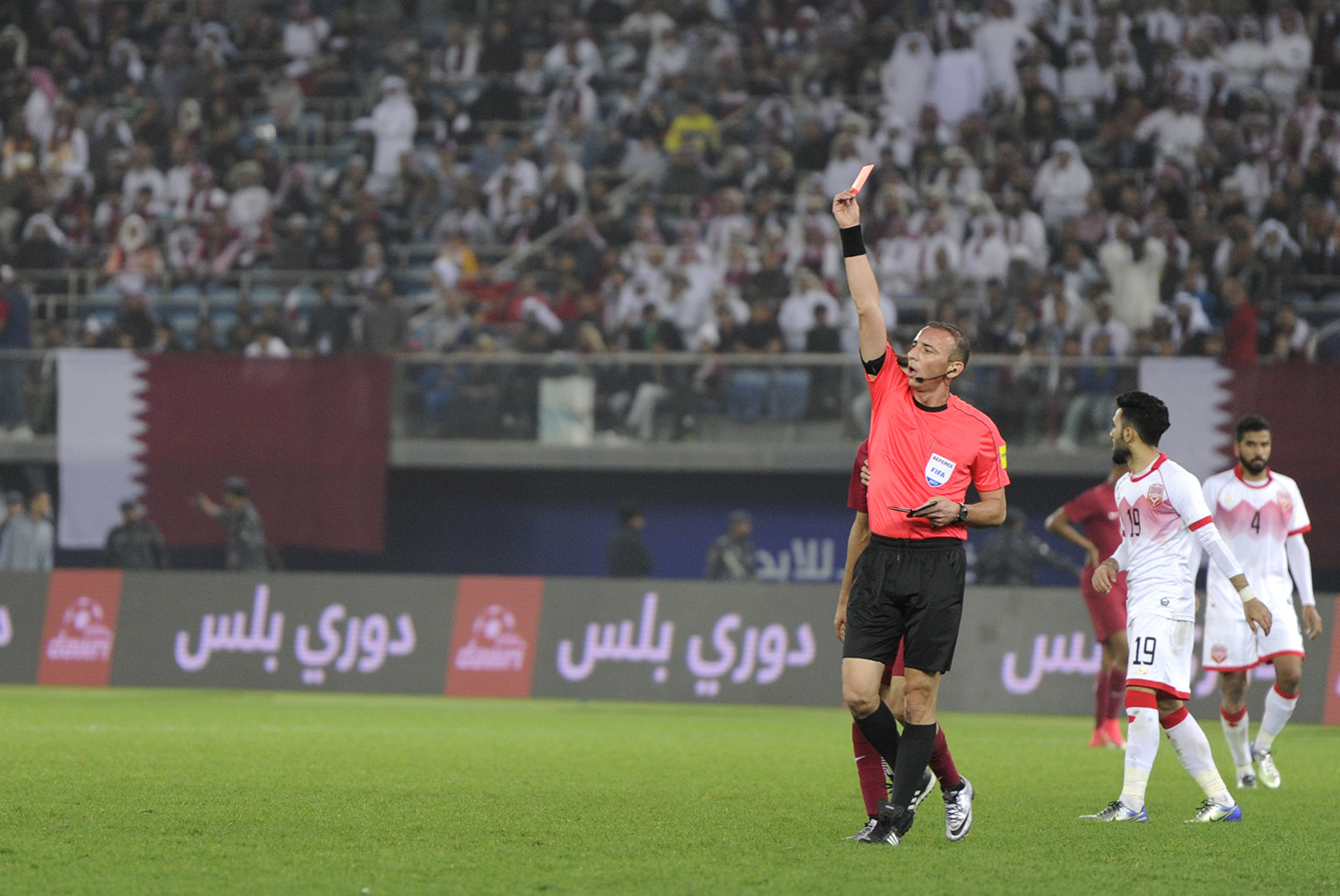 حكم المباراة يخرج البطاقة الحمراء للاعب المنتخب القطري أحمد فتحي