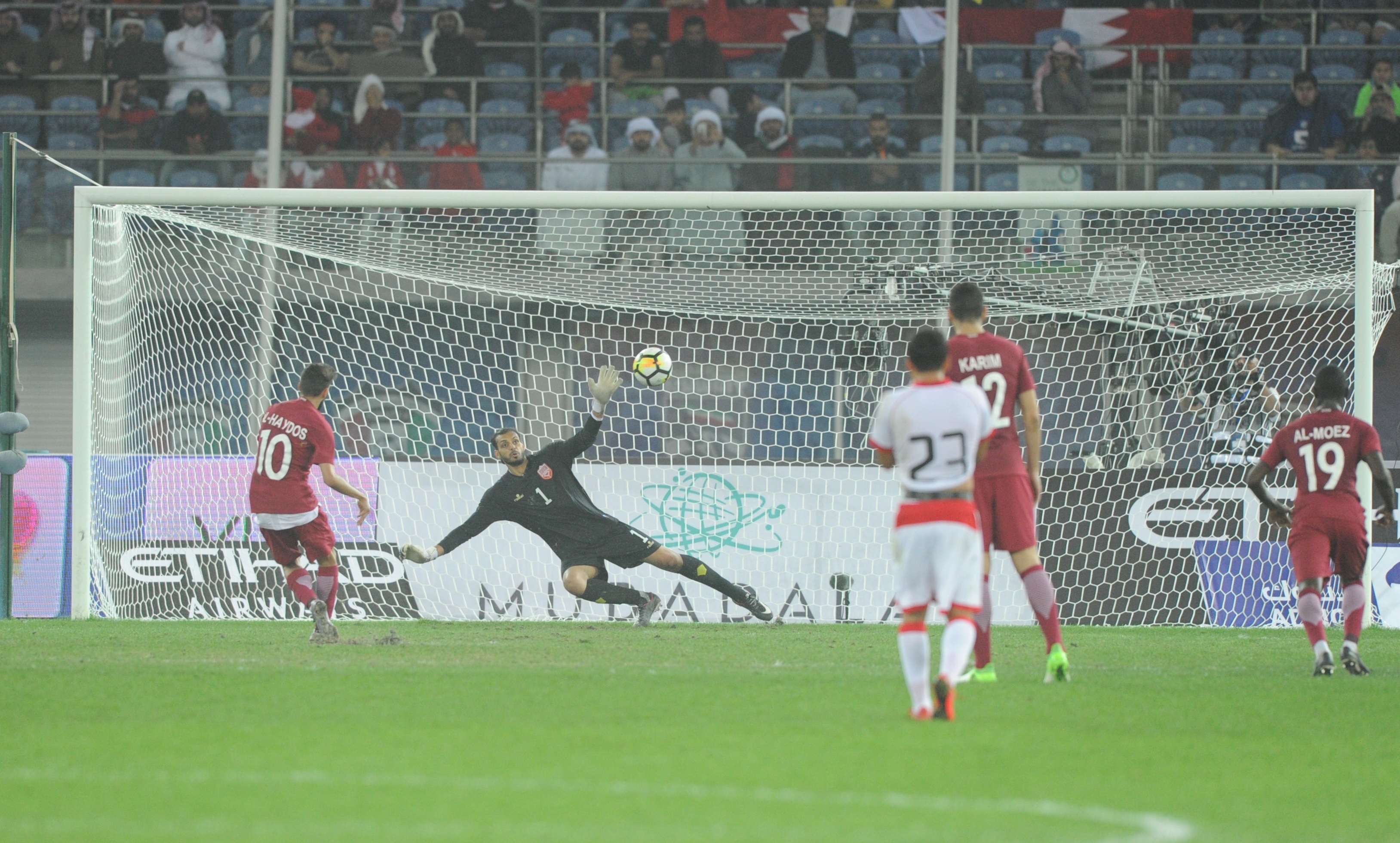اللاعب القطري حسن الهيدوس يحرز الهدف الأول لمنتخب بلاده في مرمى المنتخب البحريني في مباراة الفريقين ضمن منافسات (خليجي 23)