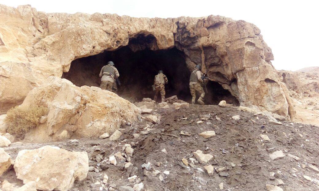 جانب من عملية القبض على ثمانية مسلحين بجبل (الحلال) وسط سيناء