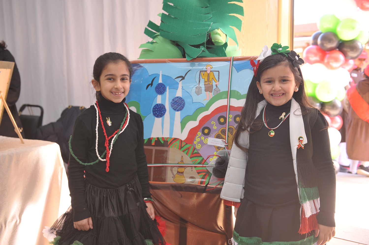جانب من مشاركة عدد من مدارس وزارة التربية في فعاليات المركز الإقليمي للطفولة والأمومة احتفالا بالعيد الوطني ويوم التحرير
