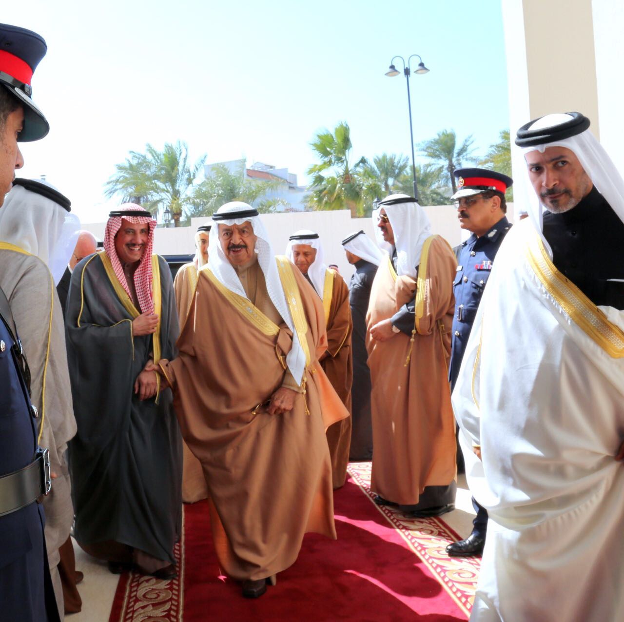 سفير دولة الكويت لدى مملكة البحرين الشيخ عزام الصباح أثناء استقباله  رئيس الوزراء البحريني الامير خليفة بن سلمان آل خليفة