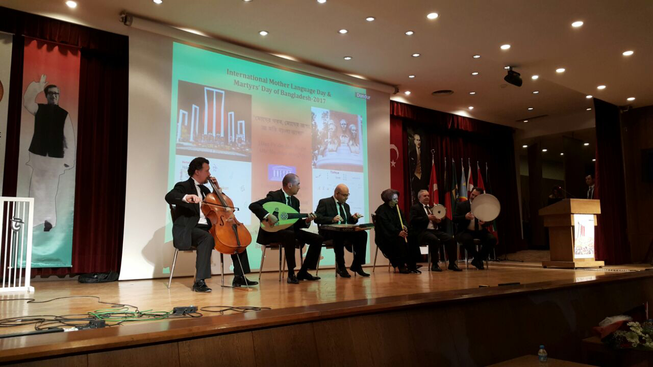 فرقة تركية تؤدي فقرة غنائية في حفل اليوم العالمي للغة الأم في أنقرة