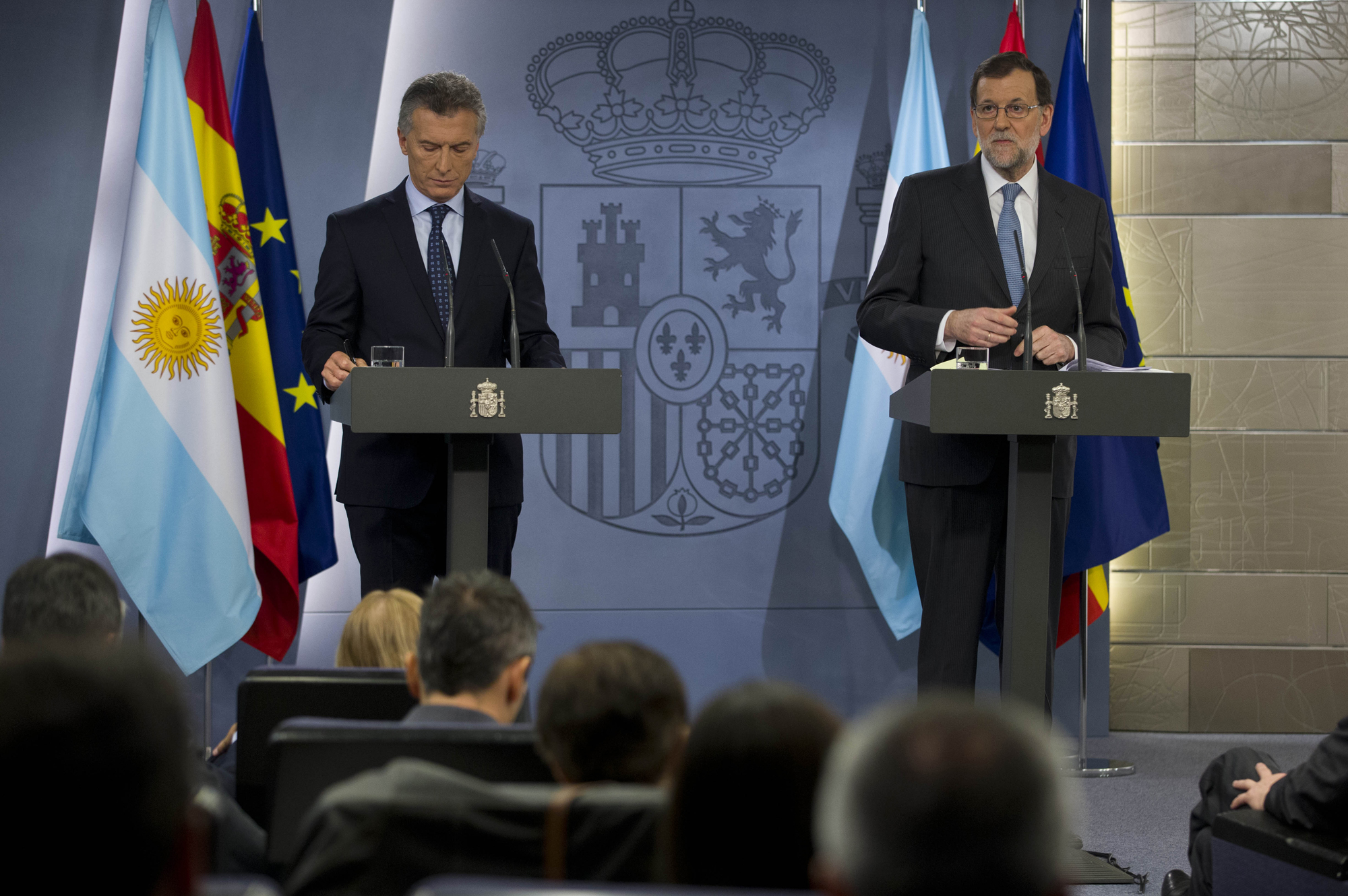 رئيس الارجنتين الزائر ماوريسيو ماكرى مع رئيس الوزراء الاسباني ماريانو راخوي في مؤتمر صحافي مشترك