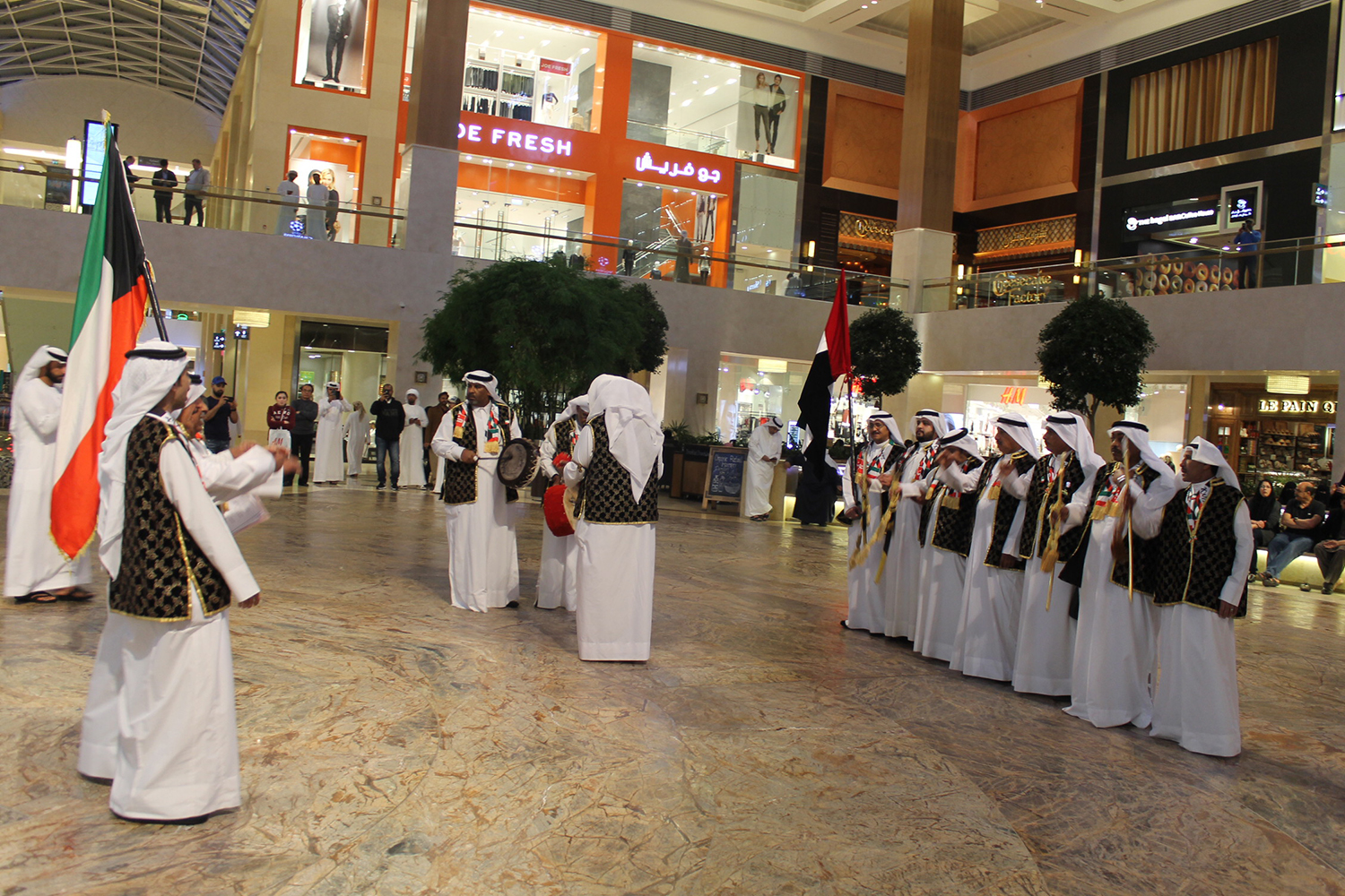 فرقة الجهراء الشعبية تؤدي فقرات تراثية كويتية خلال احتفالات سفارة الكويت لدى الامارات بالاعياد الوطنية
