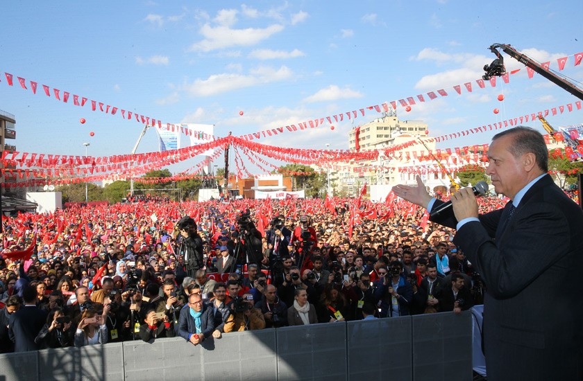 الرئيس التركي رجب طيب اردوغان يلقي كلمة أمام حشد جماهيري في مدينة (مانيسا) غربي تركيا