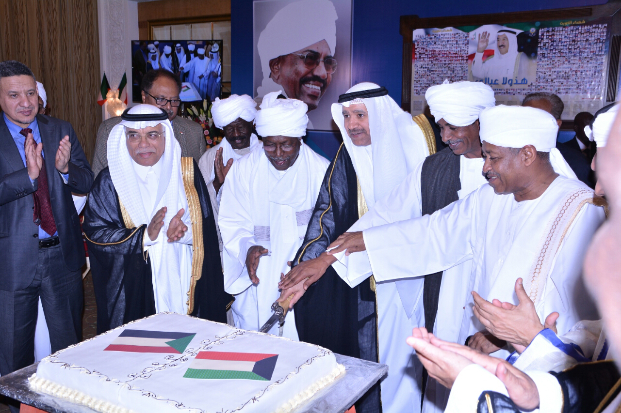 سفير دولة الكويت لدى السودان بسام محمد القبندي وعدد من الوزراء السودانيين والسفراء خلال احتفال السفارة بالعيد الوطني