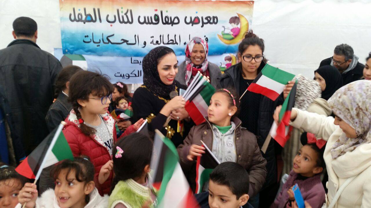 الكاتبة هبة مندني توزع أعلام الكويت على الأطفال رواد معرض صفاقس الدولي لكتاب الطفل