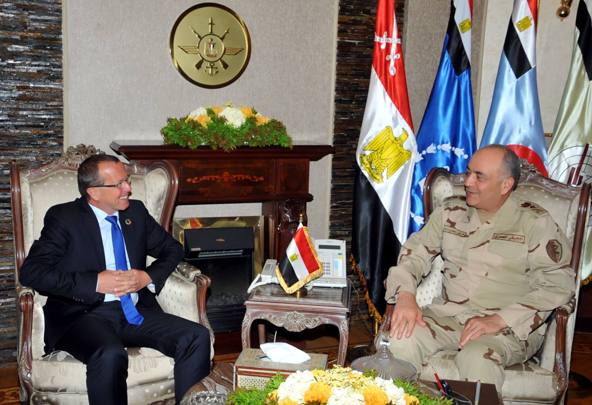 رئيس أركان حرب القوات المسلحة المصرية الفريق محمود حجازي مع الممثل الخاص للأمين العام للأمم المتحدة في ليبيا مارتن كوبلر