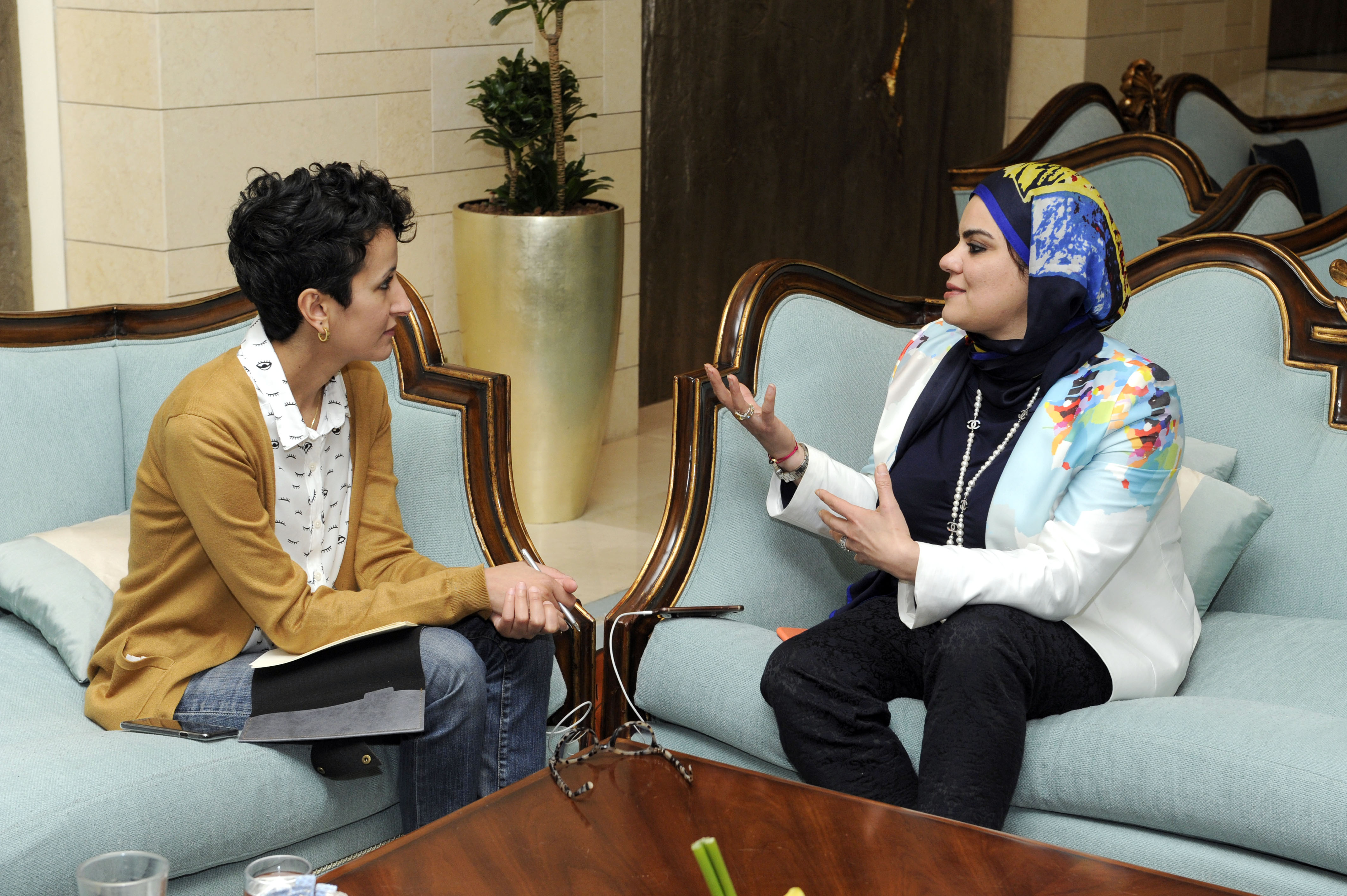 رئيسة الكونغرس الامريكي الاسلامي زينب السويج خلال لقائها مع وكالة الانباء الكويتية (كونا)