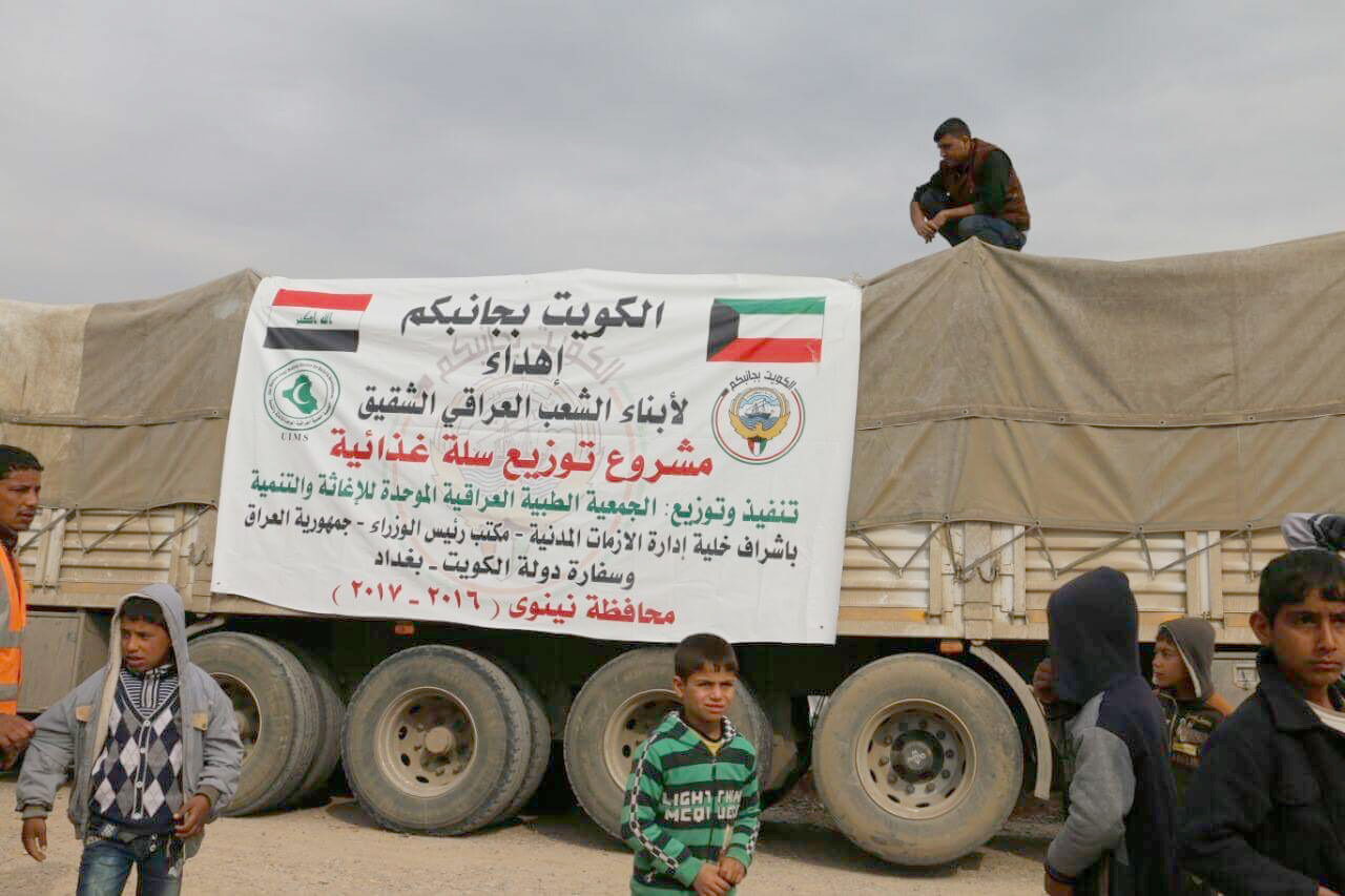 وصول المساعدات الغذائية الى الساحل الايمن لمدينة الموصل