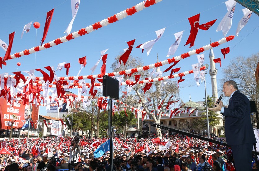 الرئيس التركي رجب طيب اردوغان متحدثا أمام الحشد الجماهيري في مدينة (دينيزلي) غربي تركيا 