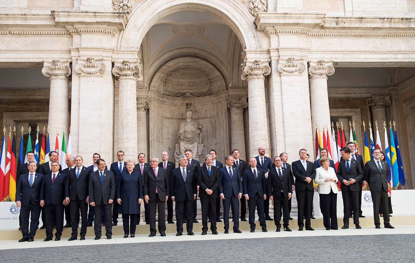 صورة تذكارية للزعماء الأوروبيين المشاركين في القمة الأوروبي الخاصة في الذكرى الستين لتوقيع معاهدتي روما أمام قصر "الكامبيدوليو" بالعاصمة الايطالية