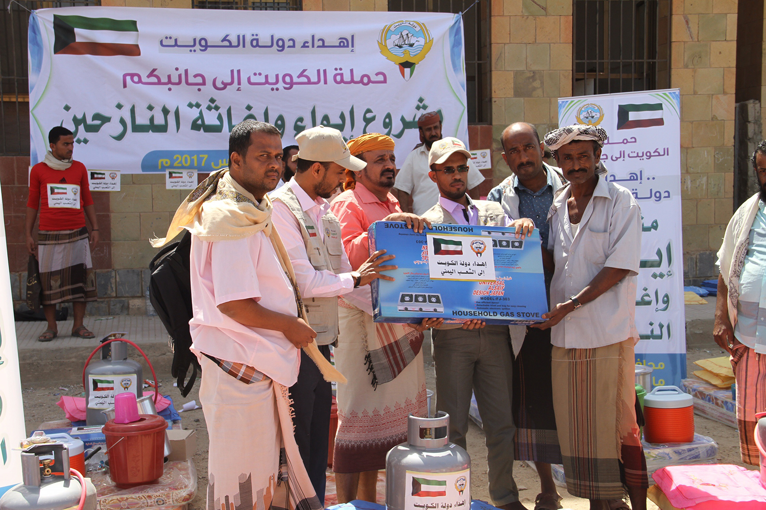 حملة (الكويت إلى جانبكم) توزع مستلزمات الإيواء على النازحين بمحافظة (لحج) اليمنية