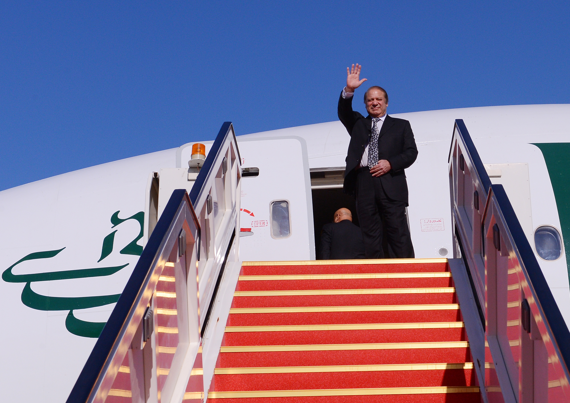 Pakistani Premier Muhammad Nawaz Sharif leaves Kuwait after two-day visit