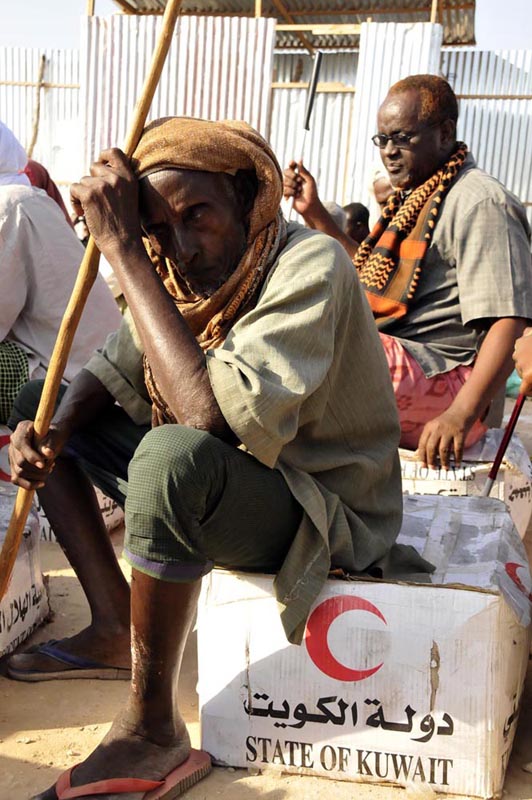 توزيع مساعدات جمعية الهلال الأحمر الكويتي في مخيم خاص بالمكفوفين