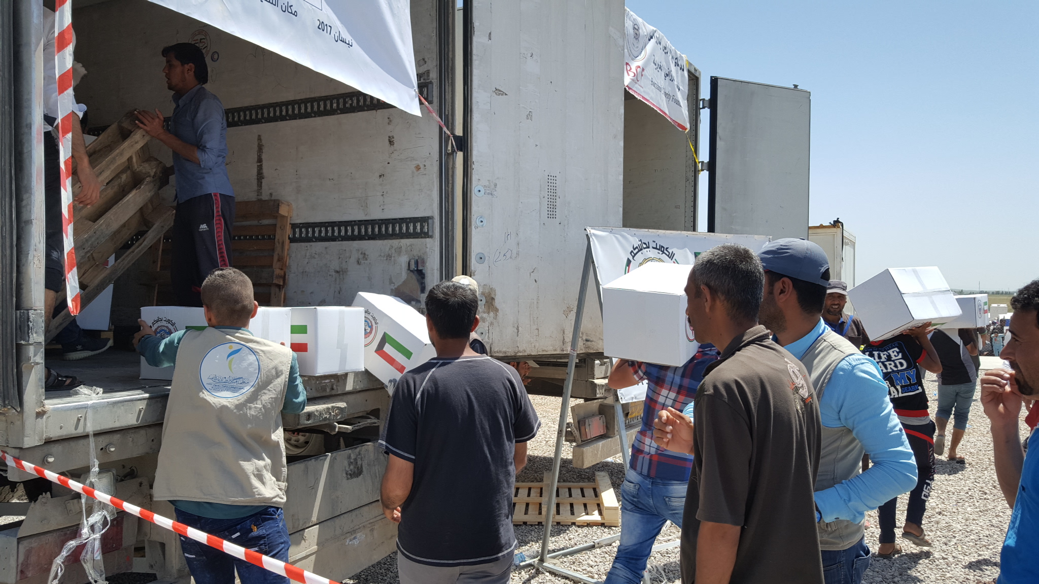 جانب من حملة توزيع المواد الغذائية على نازحي الجانب الايمن من الموصل