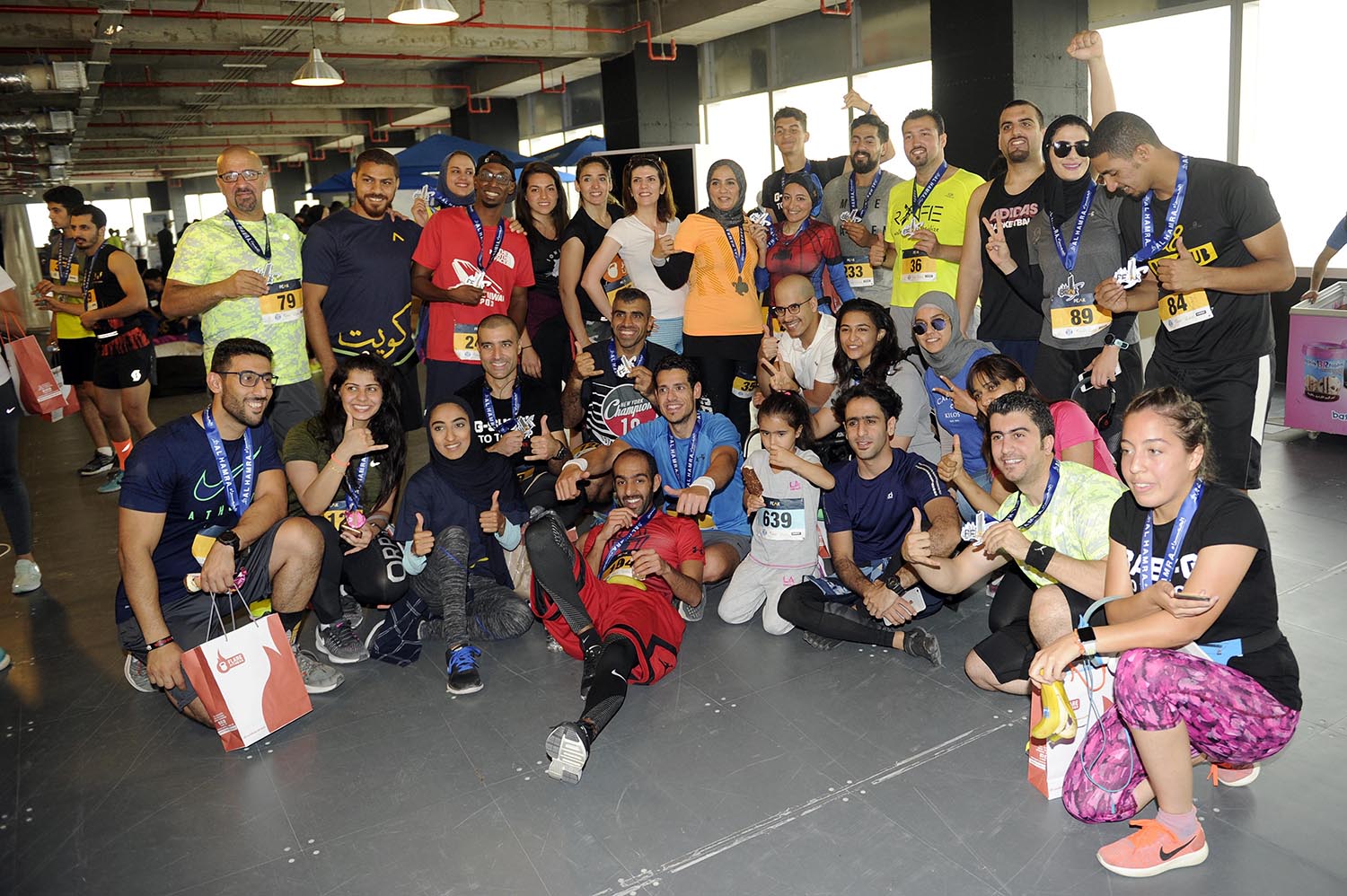 صورة جماعية للمشاركين في سباق الماراثون العامودي (بيك)