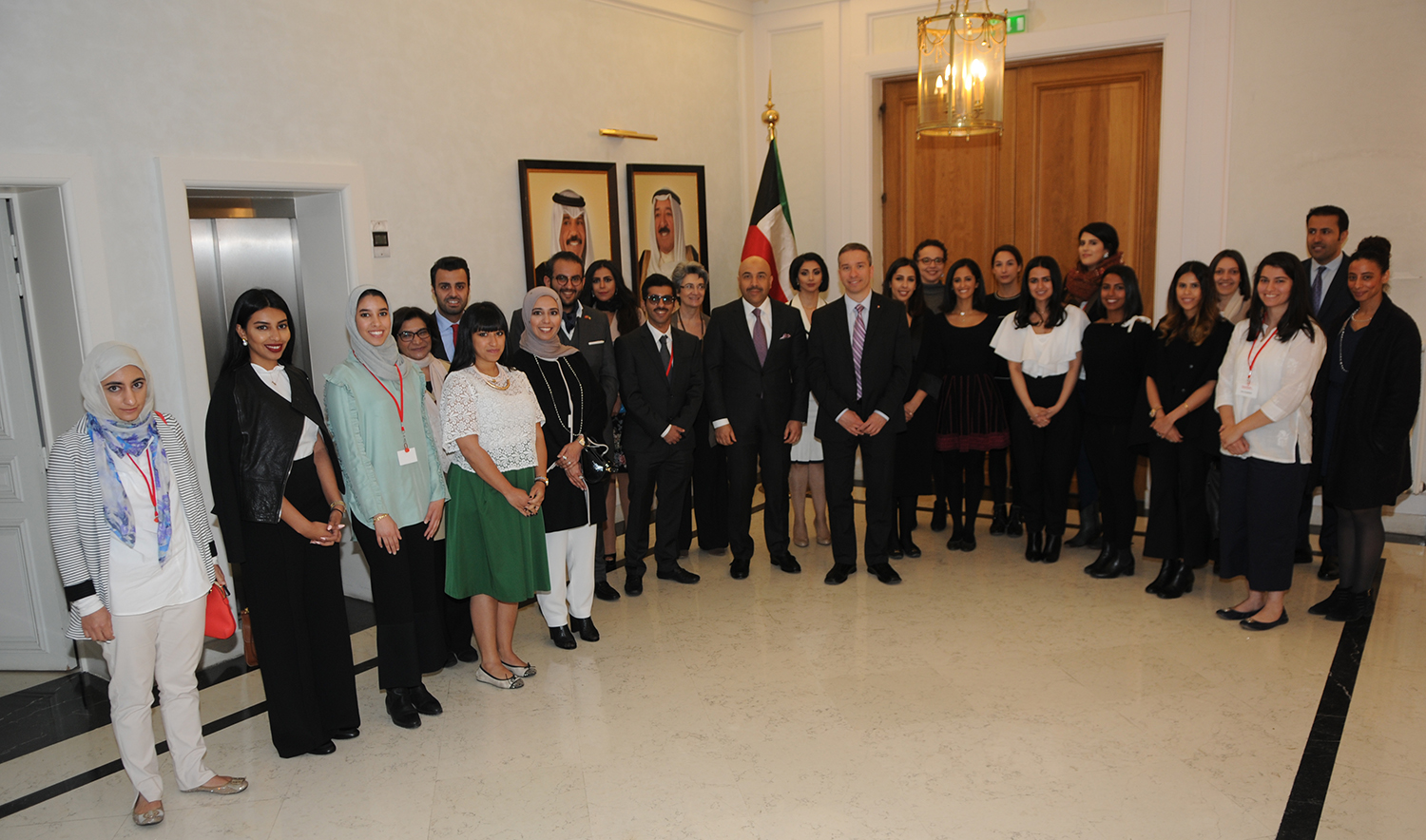سفير دولة الكويت لدى فرنسا سامي محمد السليمان يتوسط الطلبة الخريجين