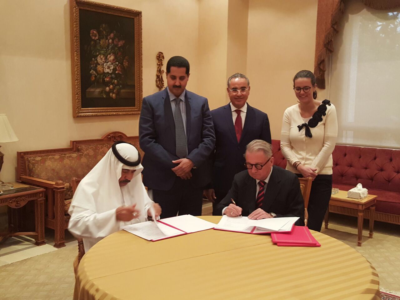 رئيس المؤسسة عبدالعزيز سعود البابطين خلال التوقيع على اتفاقية مع معهد السلام الدولي