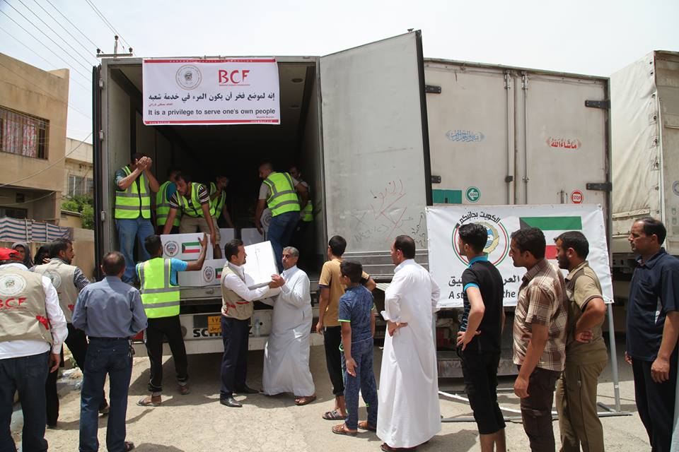 الكويت توزع 1300 سلة غذائية في الجانب الايمن من الموصل