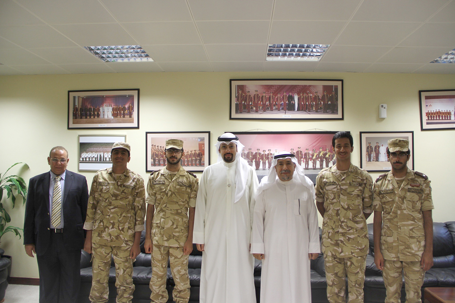 سفير دولة الكويت لدى قطر حفيظ محمد العجمي مع الطلبة الكويتين في اكاديمية قطر للقادة
